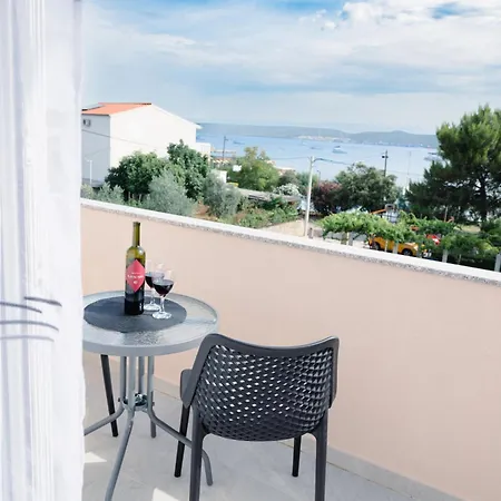 Apartmani Natalija 4 Stars Mrljane Exteriér fotografie